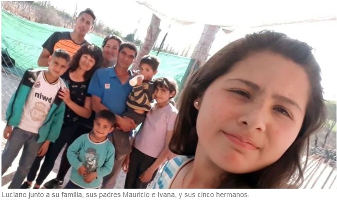 贫穷并不能限制梦想！阿根廷男孩用“泥土作画”完成作业感动众人