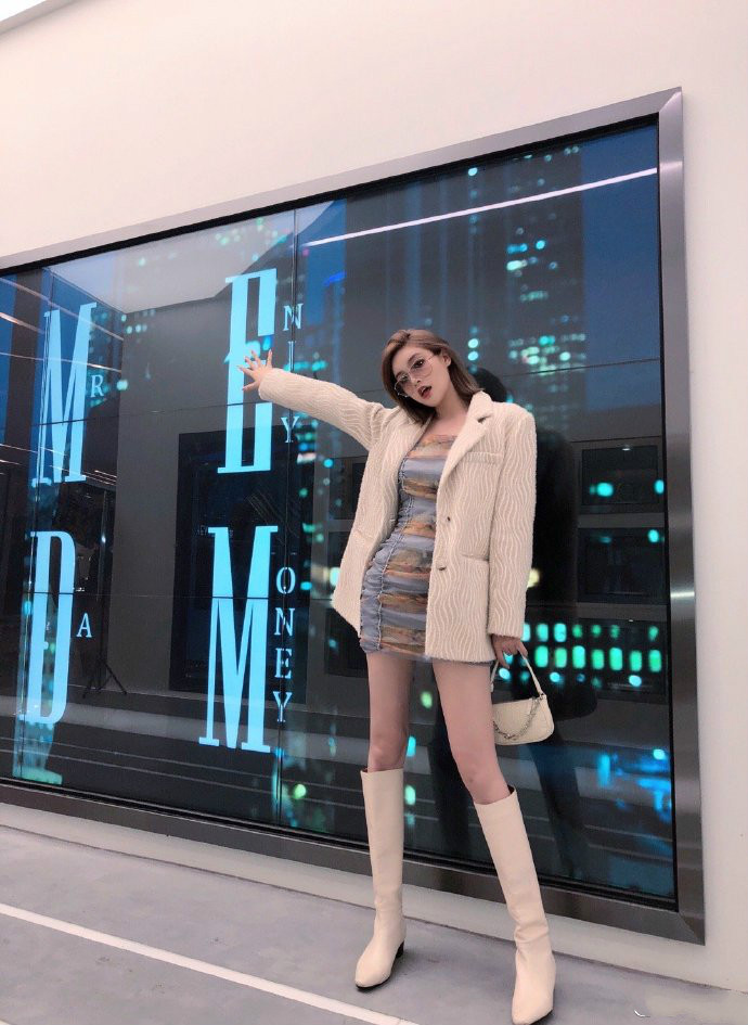 李一桐新剧造型美出新高度,李一桐穿深v纱裙