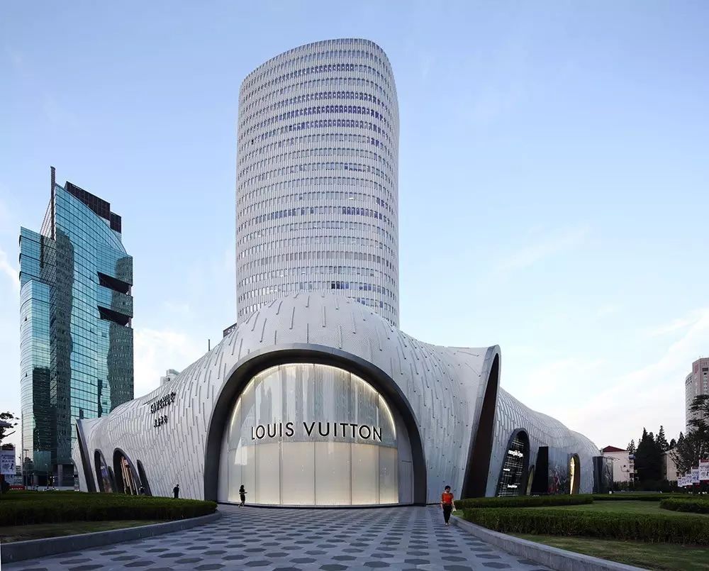 他是LV*用御**设计师，打造了五座LV旗舰店，用的竟是……