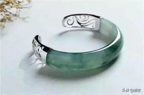 翡翠手镯摔断了的预兆,翡翠手镯摔断了该怎么办