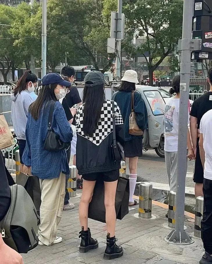 三里屯偶遇大幂幂,杨幂和闺蜜在三里屯逛街遭搭讪