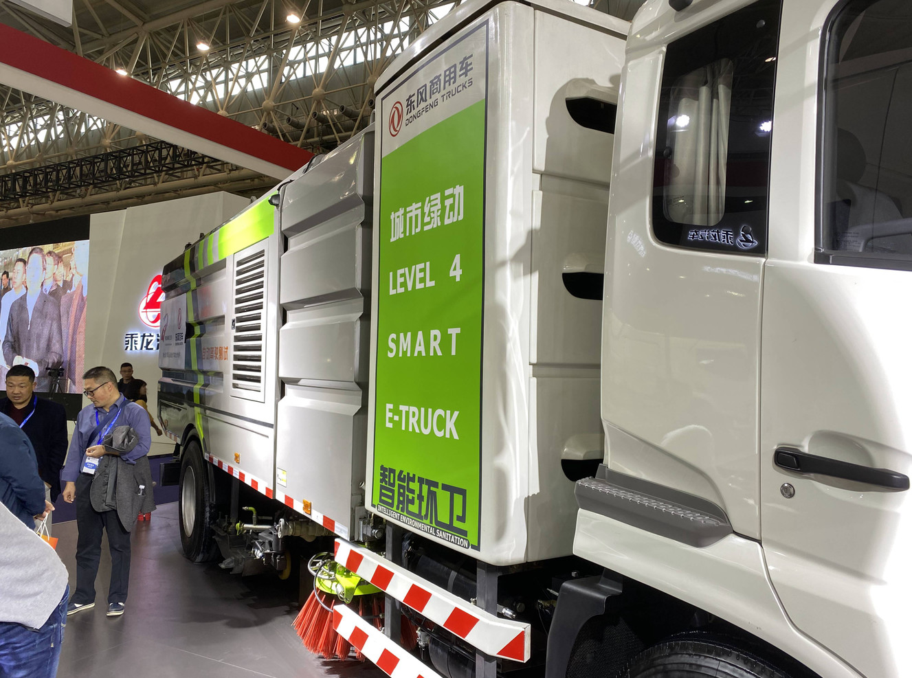 内饰很科幻的商务车,科幻感内饰