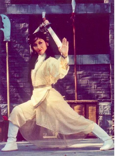 天龙八部乔峰把马夫人抱在怀里,天龙八部胡军版乔峰插刀