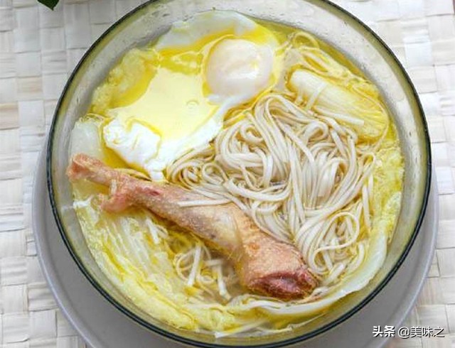最简单热汤面的家常做法,热汤面的家常做法不辣