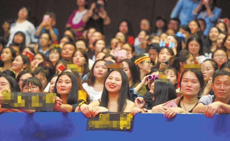 求婚迪丽热巴男子,神秘男子现场向迪丽热巴求婚