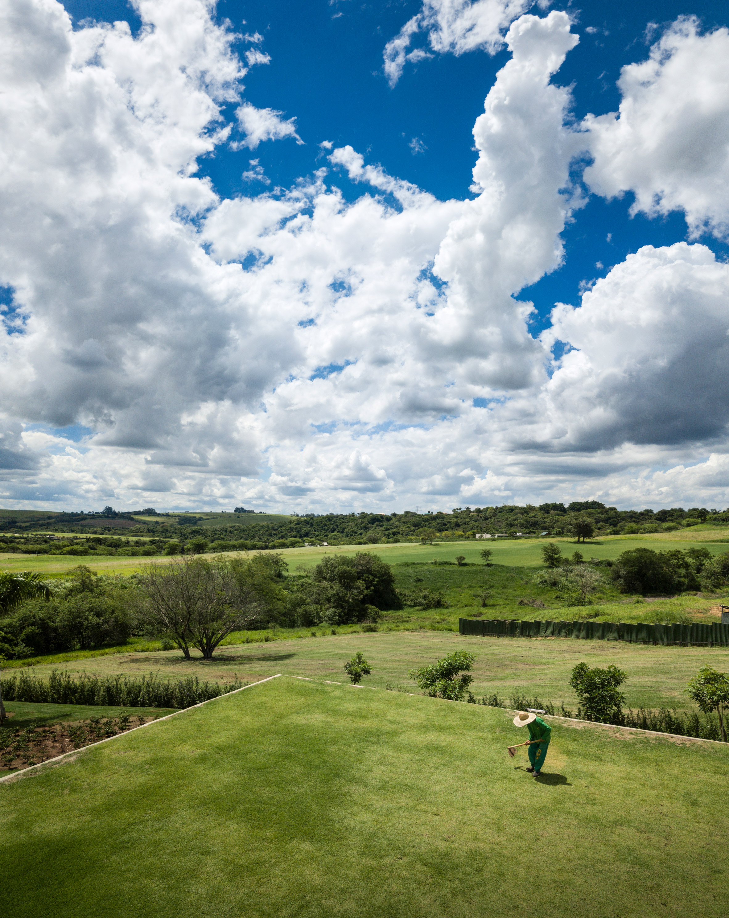 1000m²屋顶满种绿草，消隐在田园水光里的家