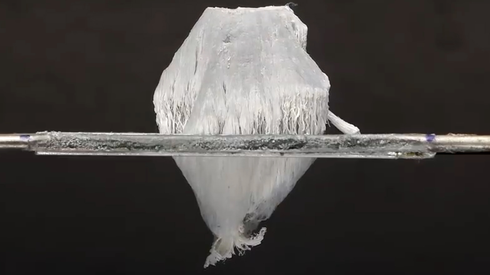 如果水银滴到飞机上真会有问题吗,一个水银对飞机有什么危害