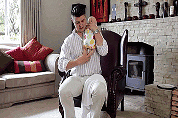 宝宝拍了嗝还吐奶是什么原因,宝宝拍过嗝还吐奶怎么回事