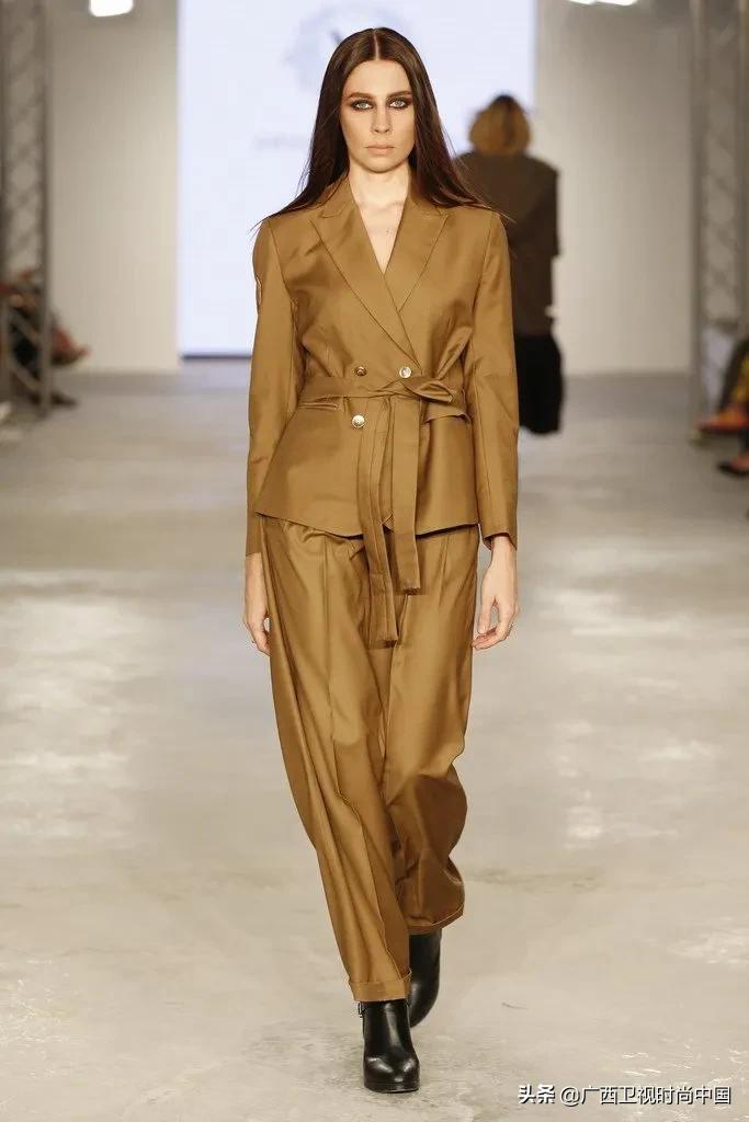 适合年轻人的职场穿搭,职场穿搭尽显干练大气