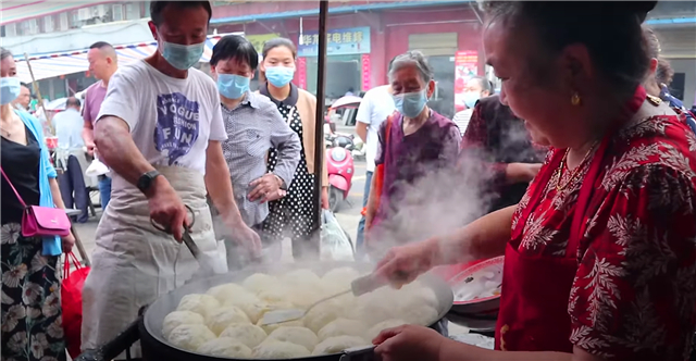 摆摊卖早餐最简单又好卖,夫妻街头卖早餐