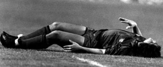 马拉多纳被踢倒多少次,马拉多纳最后一次踢河床