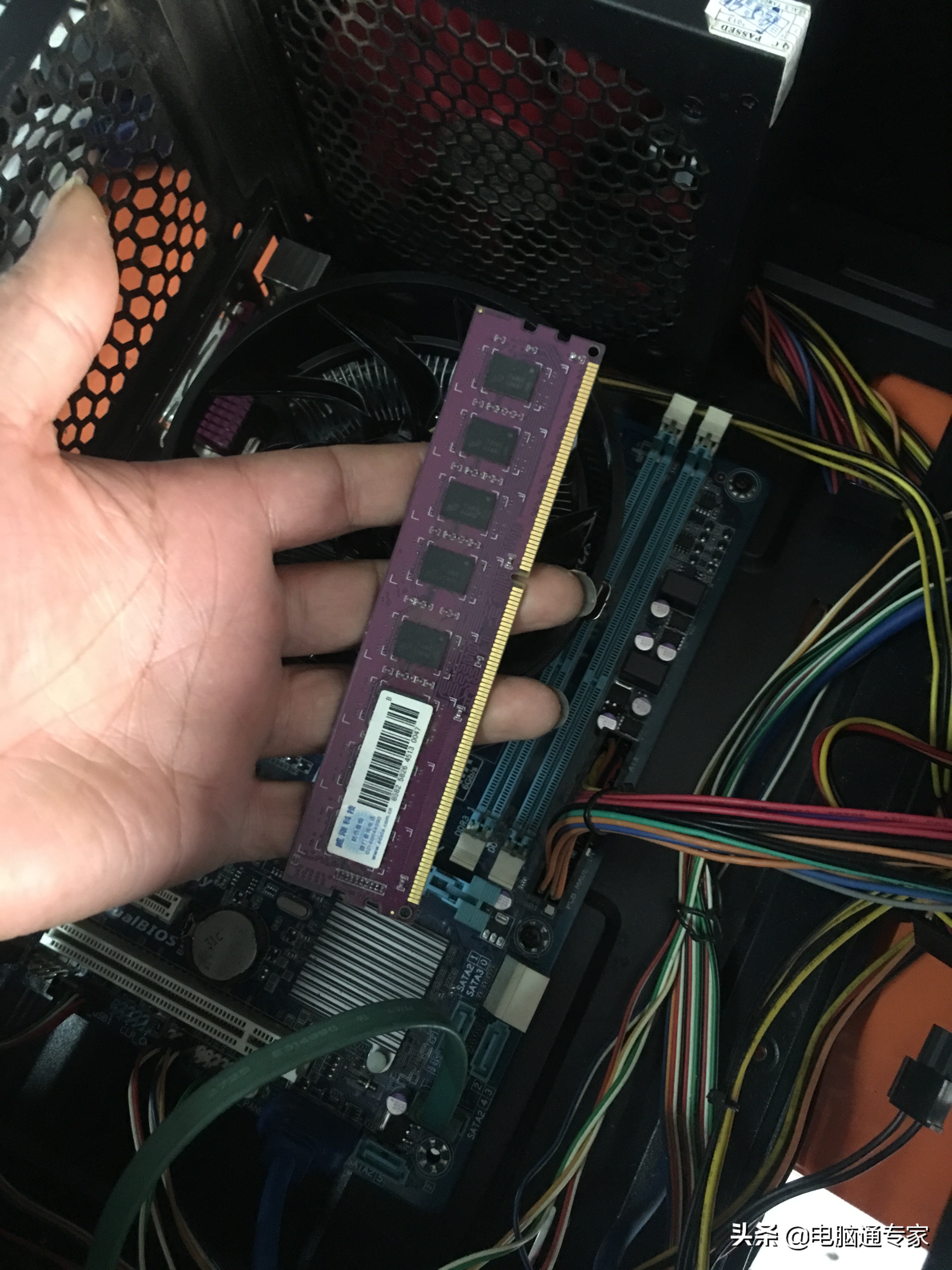 台式电脑能正常开机屏幕不显示,台式电脑怎么开机不显示屏幕