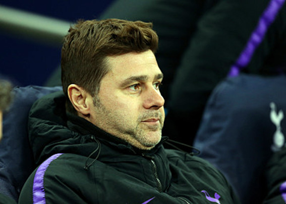 孙兴慜加盟热刺首次亮相颠球,韩国队孙兴慜与小球童握手