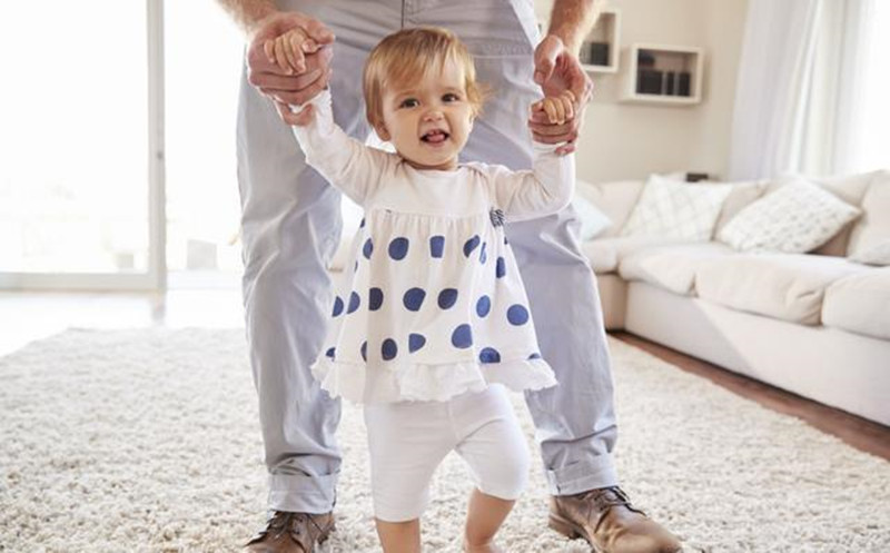 宝宝走路早导致腿弯怎么矫正,宝宝站的早会导致腿变弯吗