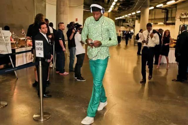 杜兰特戴粉色帽子,杜兰特穿便装戴帽子