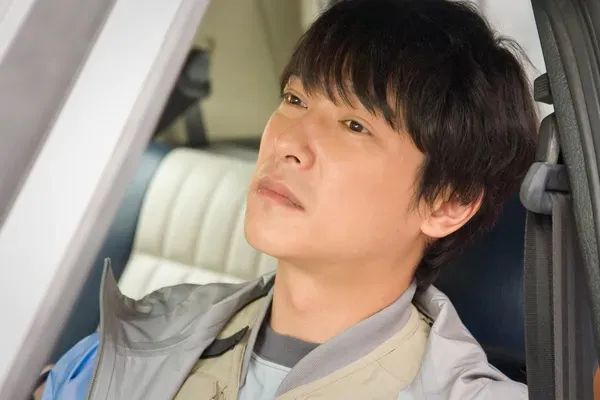 成年人之间的感情参杂着,各自忙乱互相牵挂下一句是什么