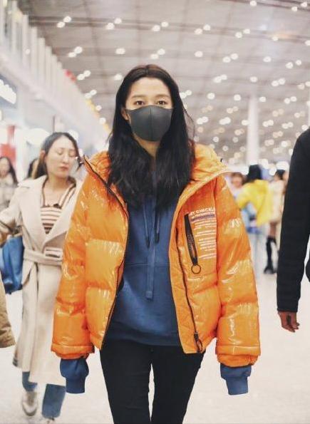 今冬流行一种减龄穿法卫衣羽绒服,卫衣款羽绒服怎样穿搭