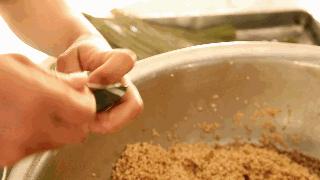 包粽子教程一步一步来,包粽子的详细教程来啦