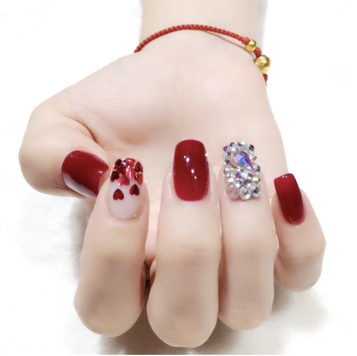 仙气女神范的红色亮片美甲，给你的“红指甲”加点仙气吧！