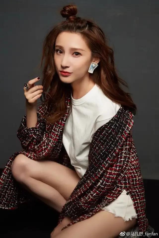 马凡舒首次主持天下足球,央视足球主持马凡舒