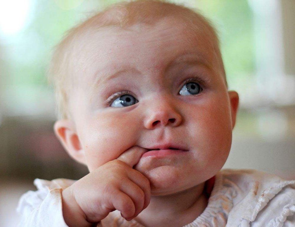 孩子啃咬手指甲怎么回事,小孩啃手指头应该制止吗