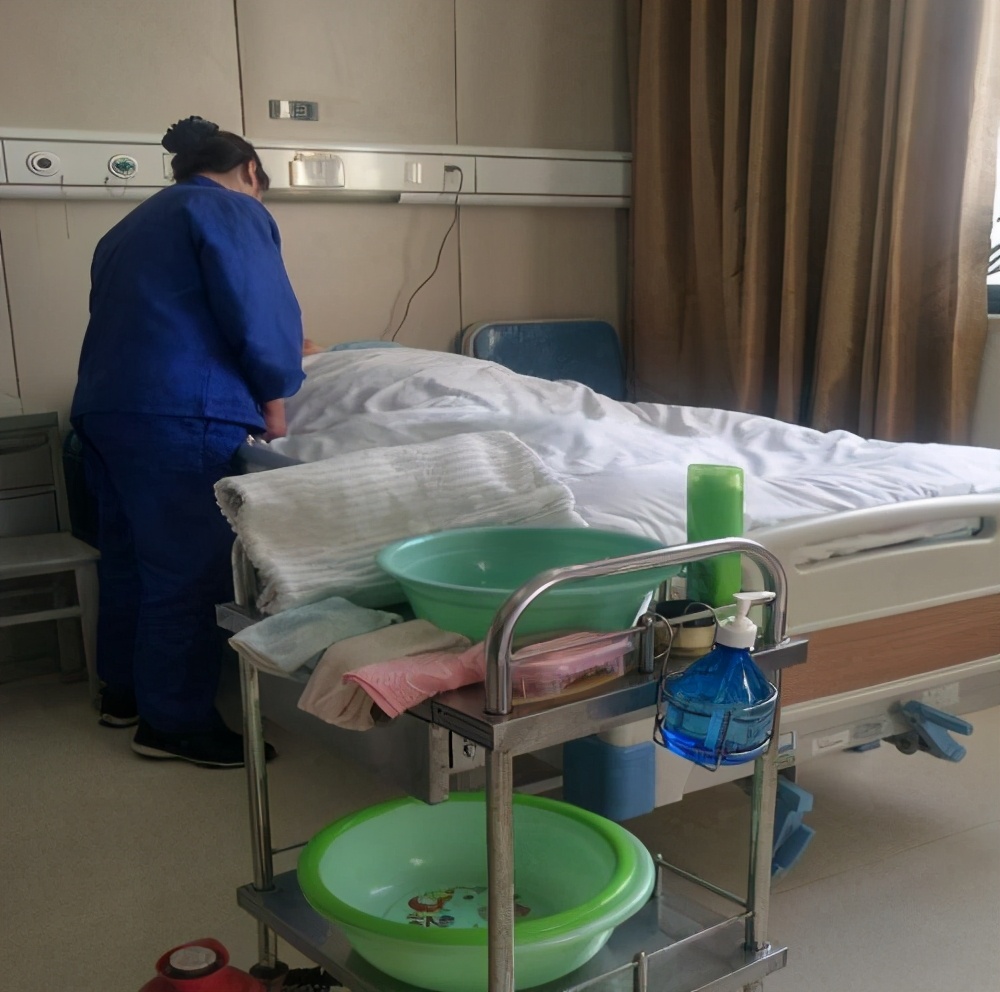 给老人在床上擦浴，这些细节很重要