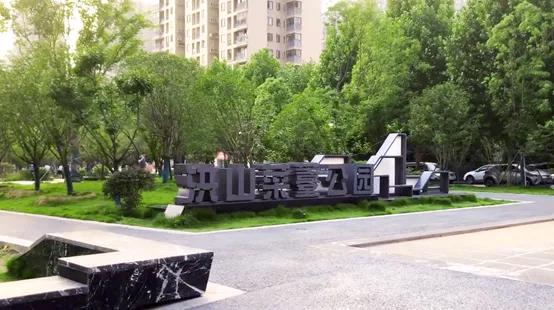 那些住在楼房的人们一定很幸福,住小区的人应该很幸福吧