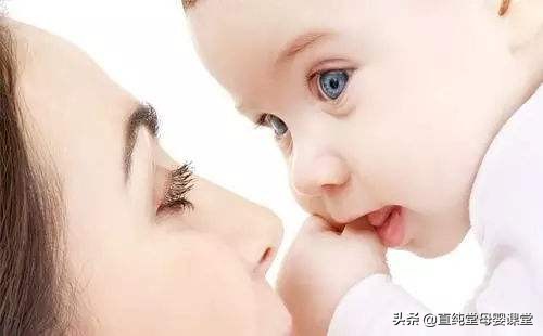 刚出生的婴儿拍嗝的正确姿势,刚出生不久的婴儿吃饱一直打嗝