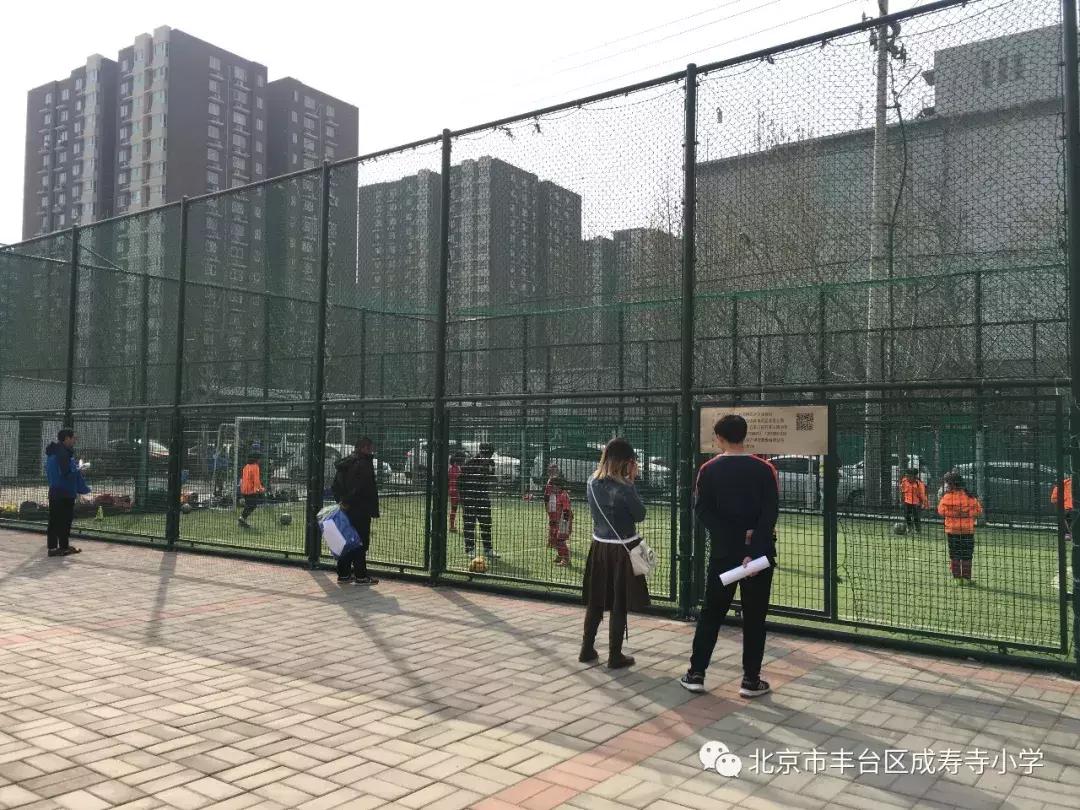 小学足球家校共育报道,成寿寺小学足球比赛