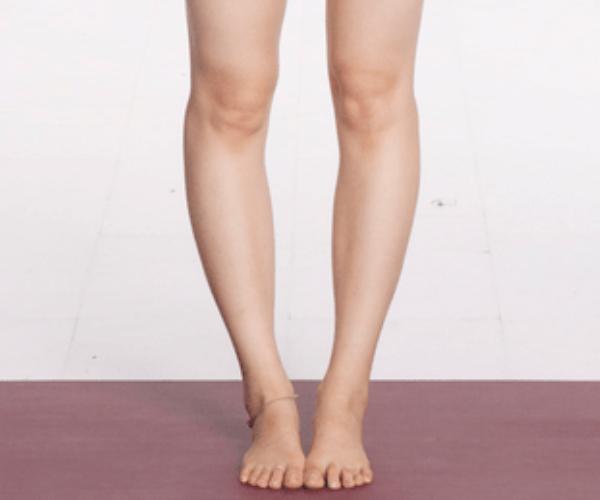 平躺膝盖并不拢怎么回事,两膝盖并不拢怎么办