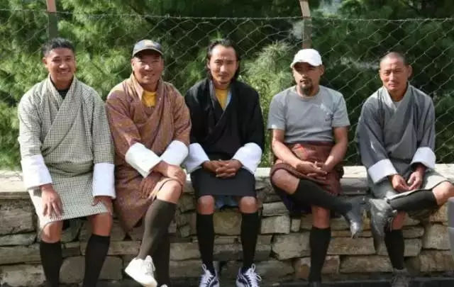 有个民族裙子里不穿*裤内**,是真的吗?