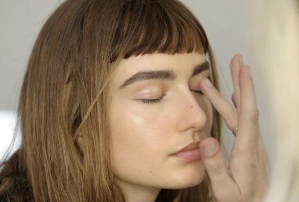 浮粉脱妆怎么补妆,脱妆浮粉怎么快速补妆