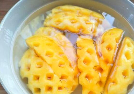 吃菠萝之前必须用盐水泡吗,吃菠萝之前应该用淡盐水泡一下吗