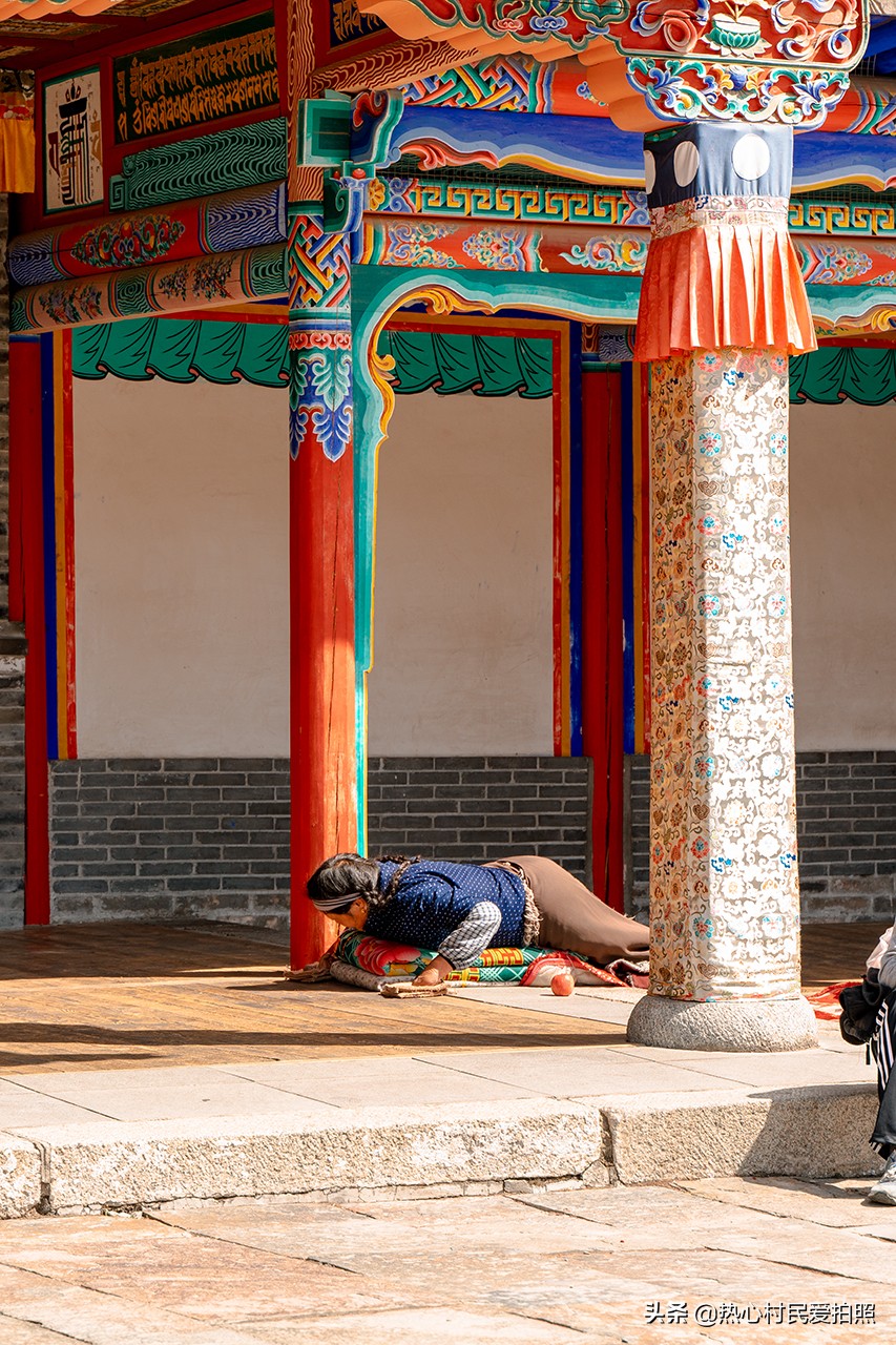 两个小伙去西藏,两个小伙在野外游玩