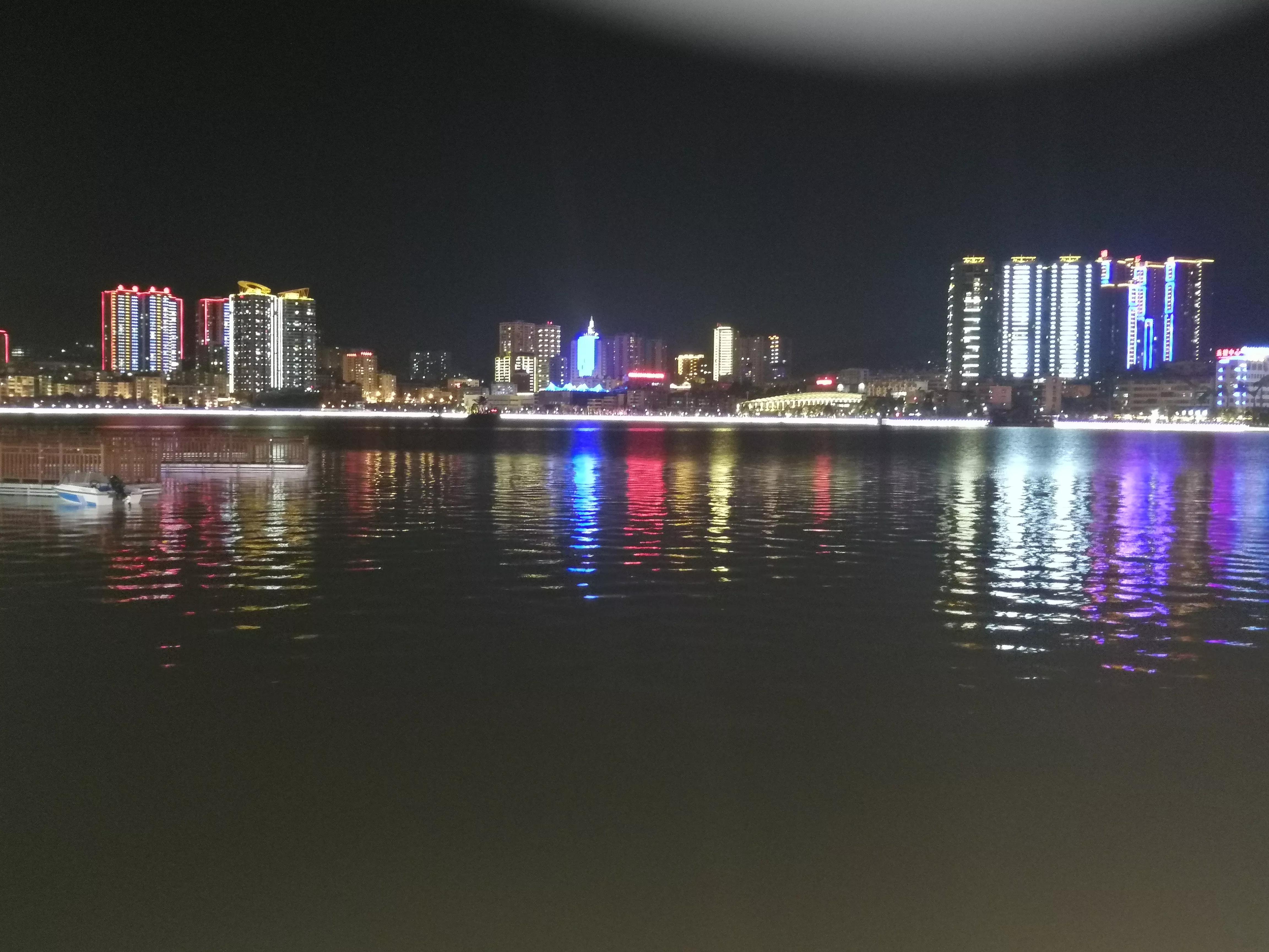 我的故乡云南一个四季如春的小城市—个旧