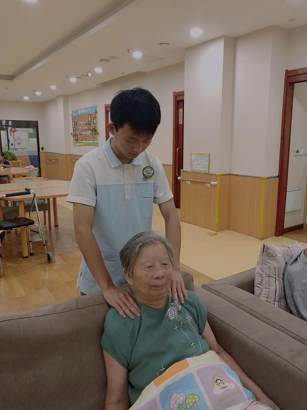 实习初感悟|康隆西城长者屋的“微笑小太阳”