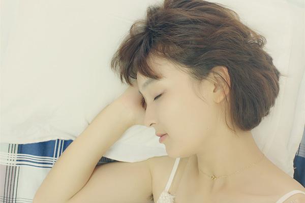 女性可以用风油精滴肚脐吗,女性睡前肚脐滴风油精有什么好处