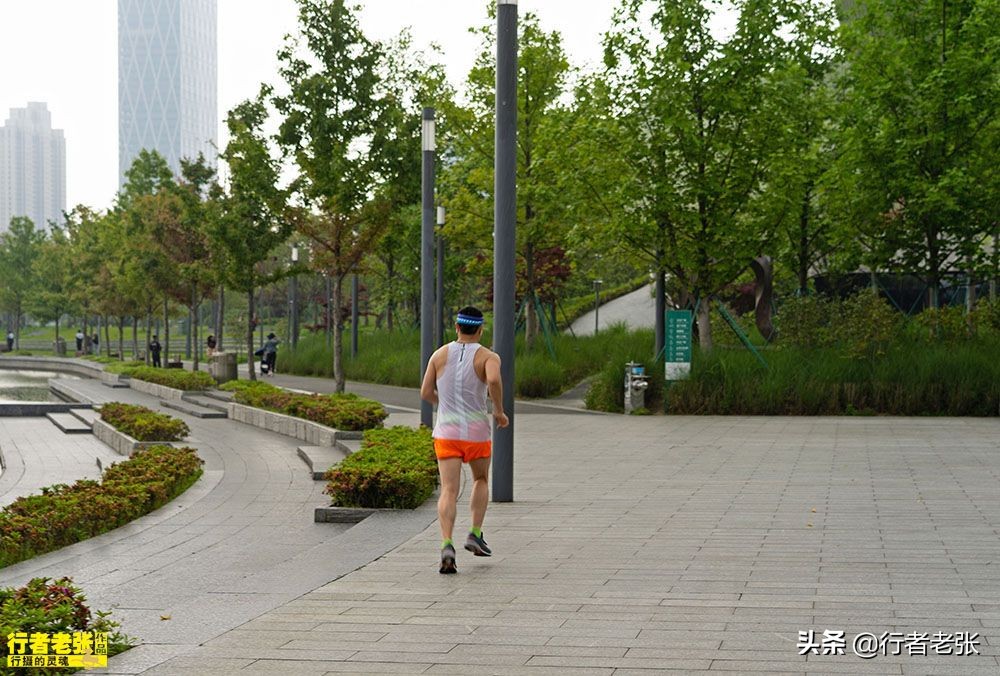 浙江第二有钱的城市，30亿建文化广场，商场里面市民排队买奢侈品