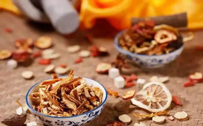 拉肚子和肝胆脾胰肾有关系吗,湿热拉肚子中医辨证