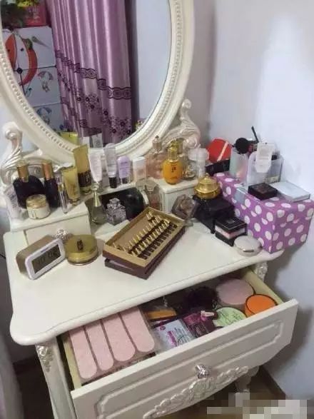 隐藏式梳妆台你见过吗,别人的梳妆台照片