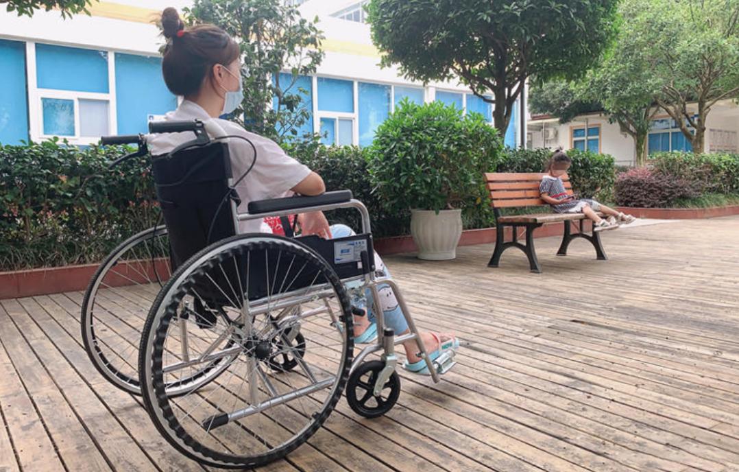 瑜伽拉伸时突然一阵剧痛，女子索赔20万，丈夫：家里没有经济来源