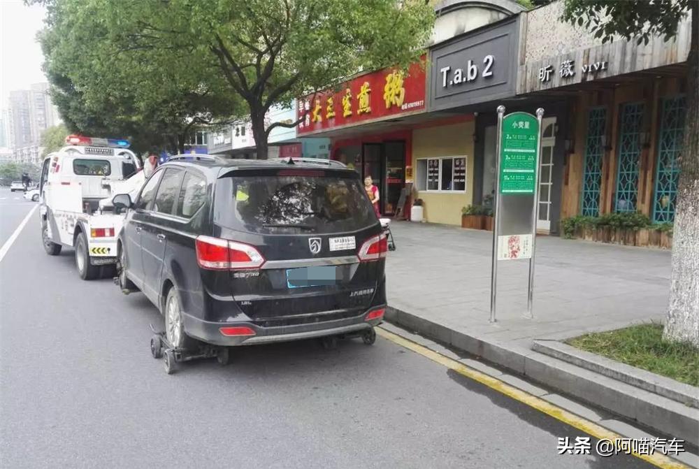 开车上路撞到路上东西赔多少,开车不小心被撞了要怎么赔偿