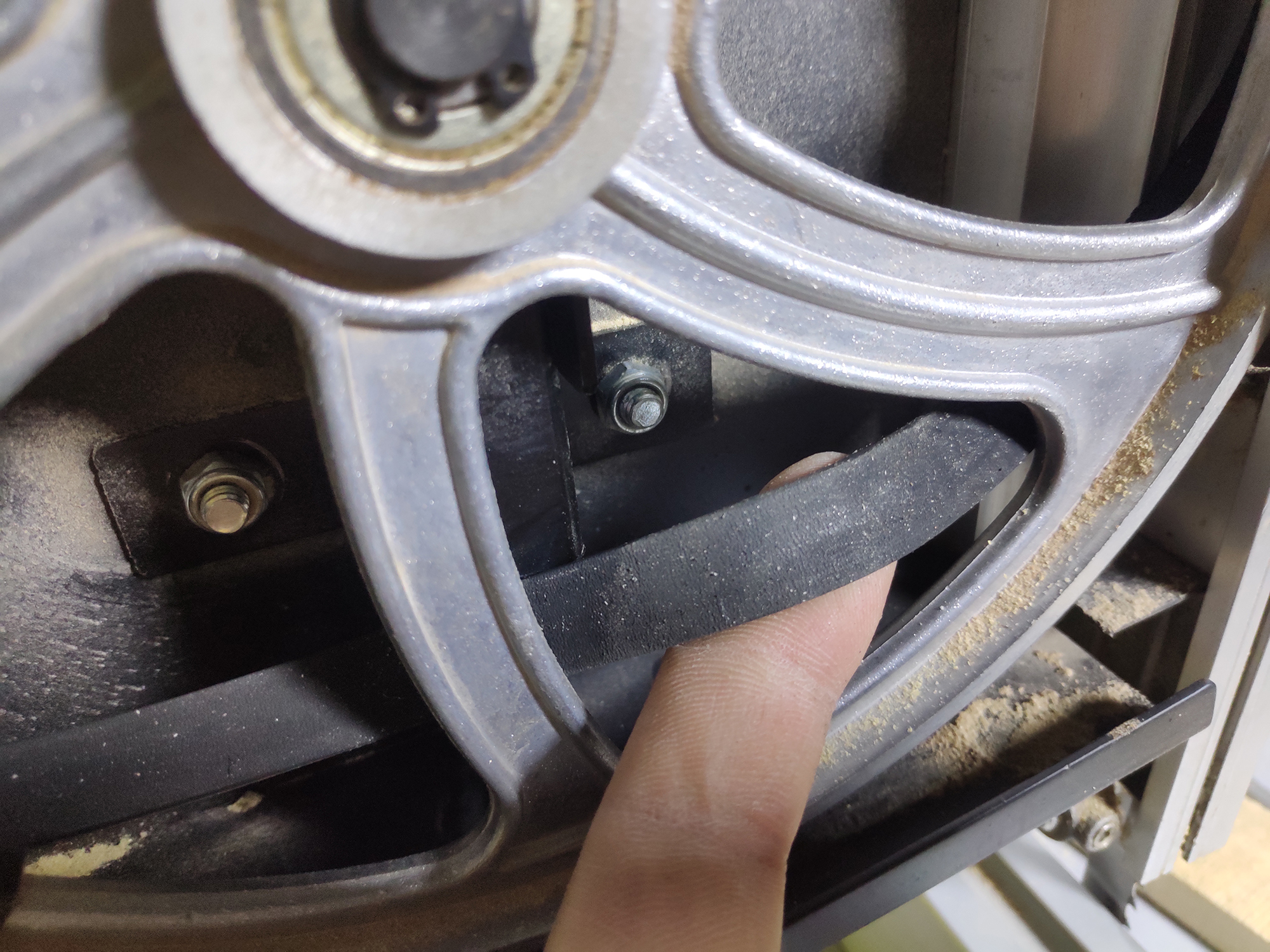 带锯使用注意事项,带锯的使用与维修