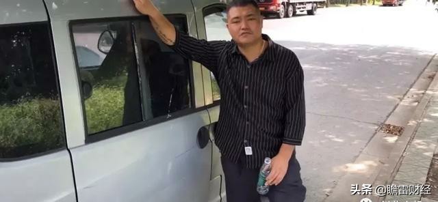 一个人一辆车拉货,一个人一辆小厢货创业