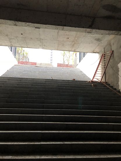 这个楼盘怪：商铺把门两头开，外人轻松就能溜进小区来