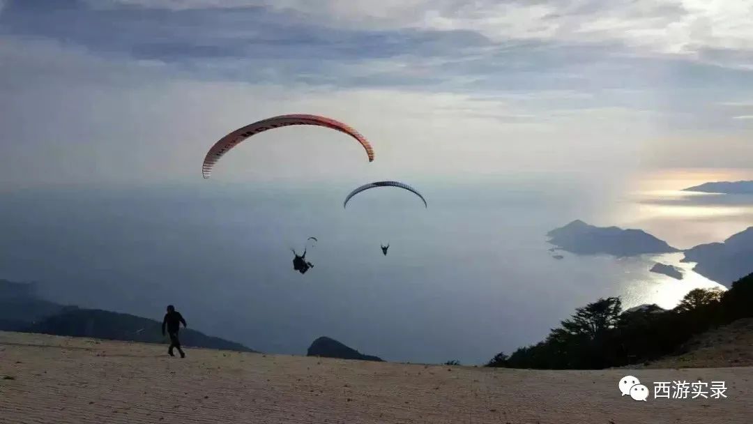 她和我从上海开车进中东后,爱上伊朗人就逃跑,还为他失恋和自杀