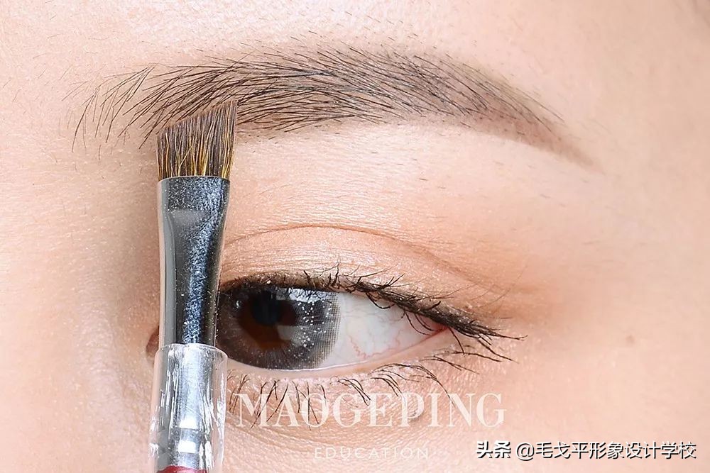 圆脸女生怎样化妆才能显得好看,圆脸怎么化妆显脸小淡妆