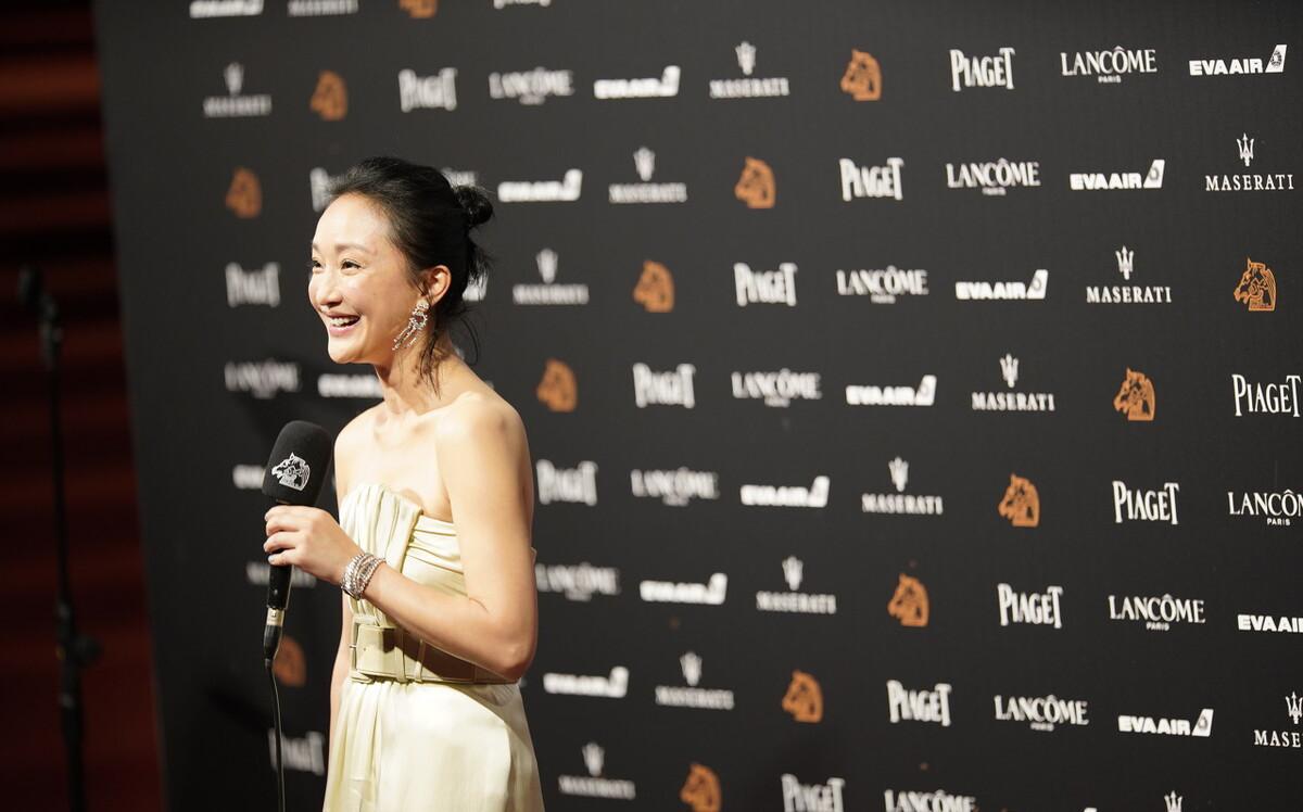 周迅也是小个子穿搭典范,周迅穿露肩裙扎马尾秀身材