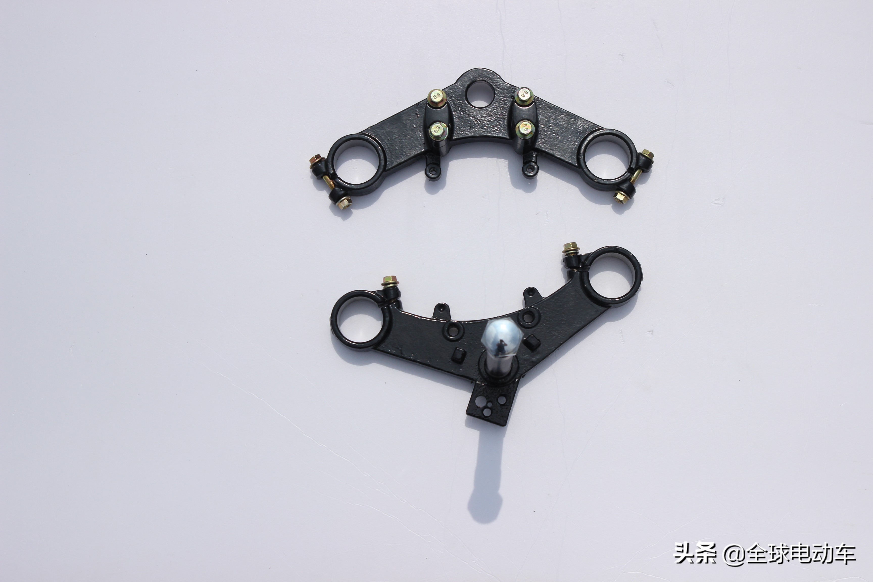 方向盘抖动跑偏是什么原因,三轮摩托车方向盘抖动怎么解决