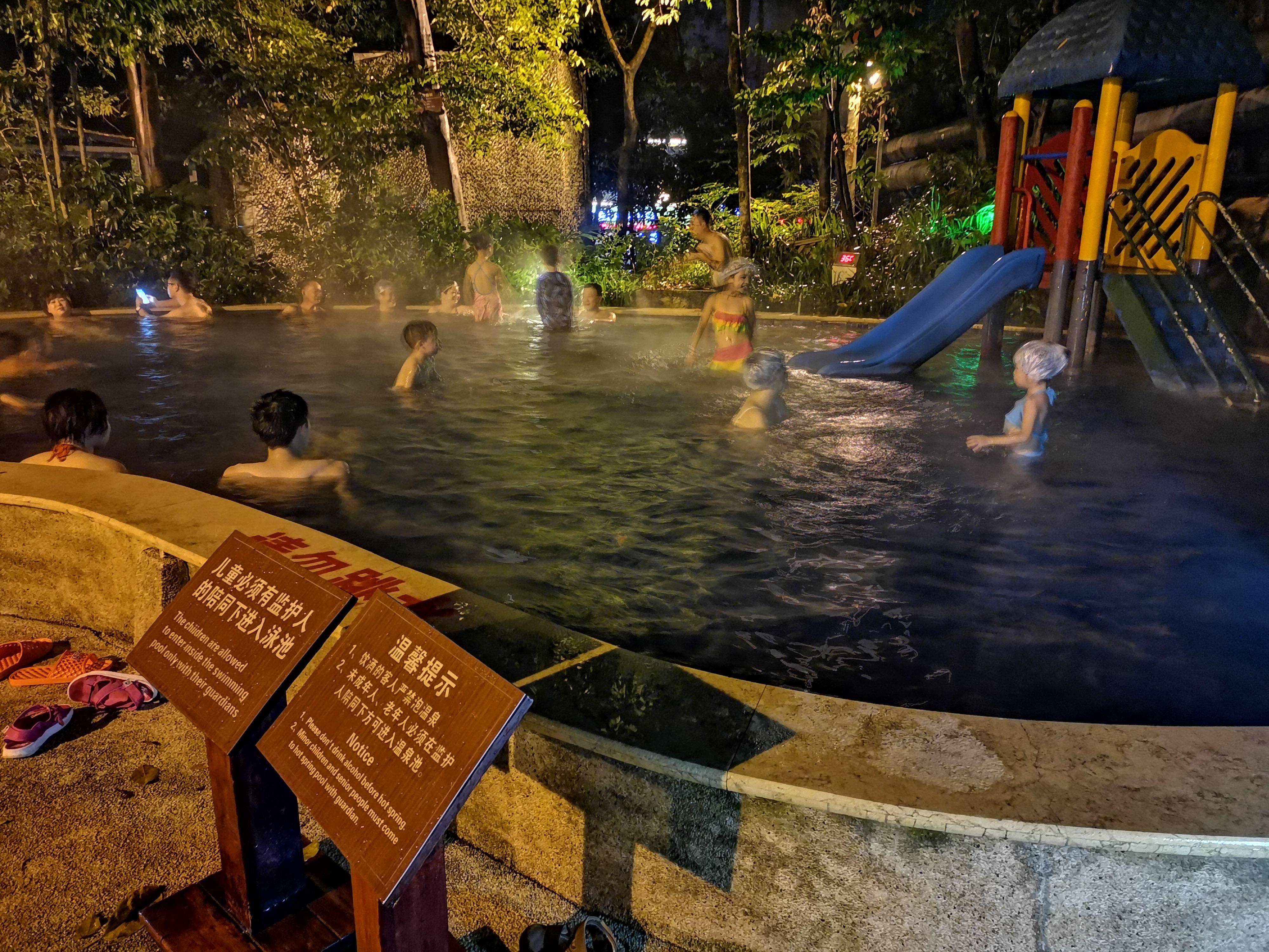 天气很热幼儿要玩水该怎么办,零下1度的气温孩子戏水